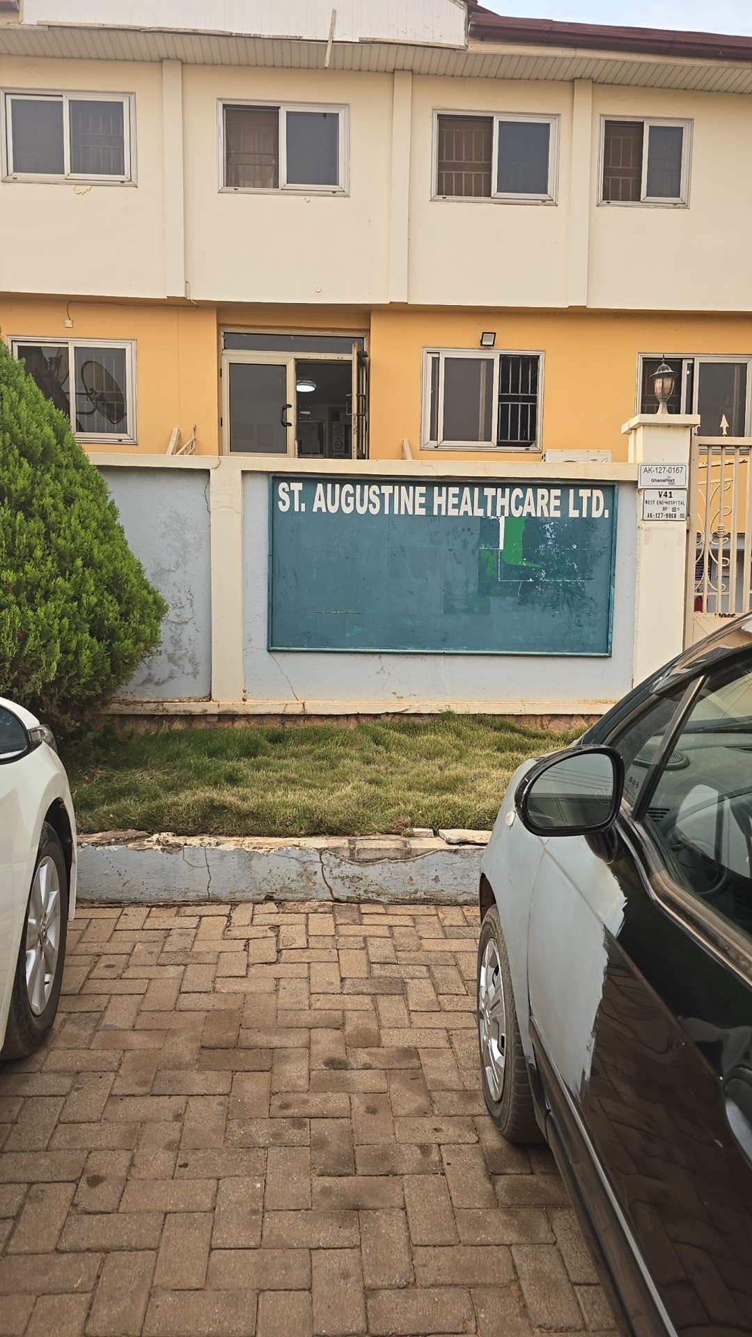 Arrival and context view at St Augustine Healthcare | Ghana 🇬🇭 in Kumasi, Ashanti Region.