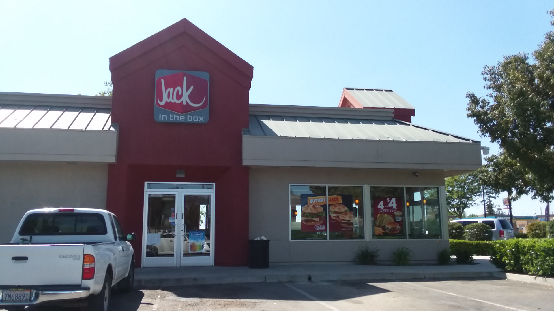 A first look at Jack in the Box | Selma at 2867 Highland Ave, where the focus is on a fast-food stop with a straightforward ordering rhythm.