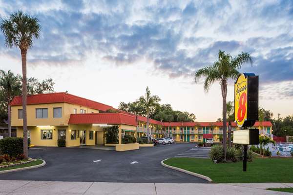 Super 8 by Wyndham Sarasota Near Siesta Key | Florida USA 🇺🇸 — Sarasota