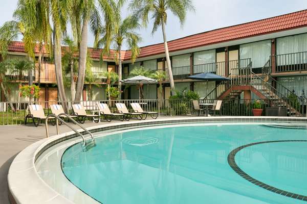 Days Inn by Wyndham Clearwater/Gulf to Bay | Florida USA 🇺🇸 — Clearwater