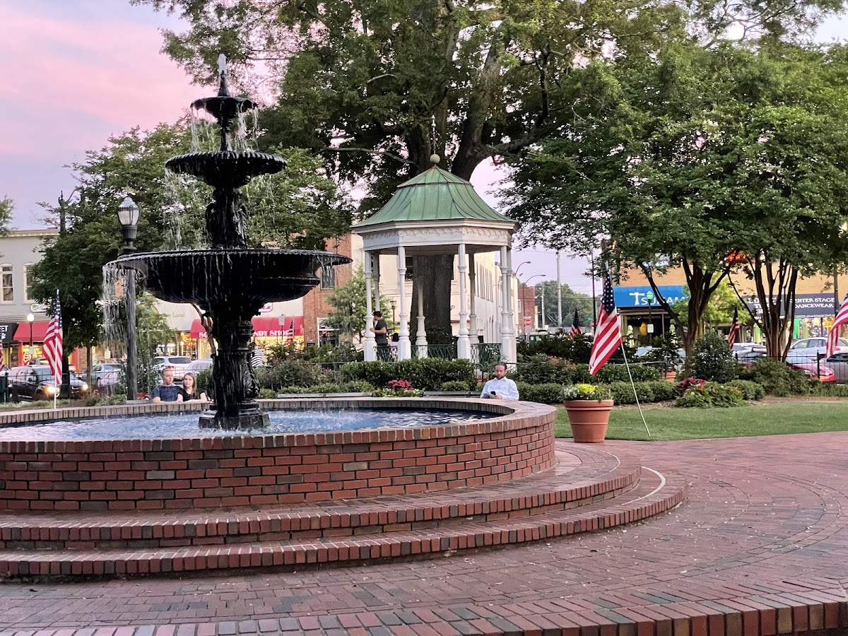 A first look at Marietta Square | Georgia USA 🇺🇸, showing the retail setting and the kind of stop visitors typically use it for in Marietta.