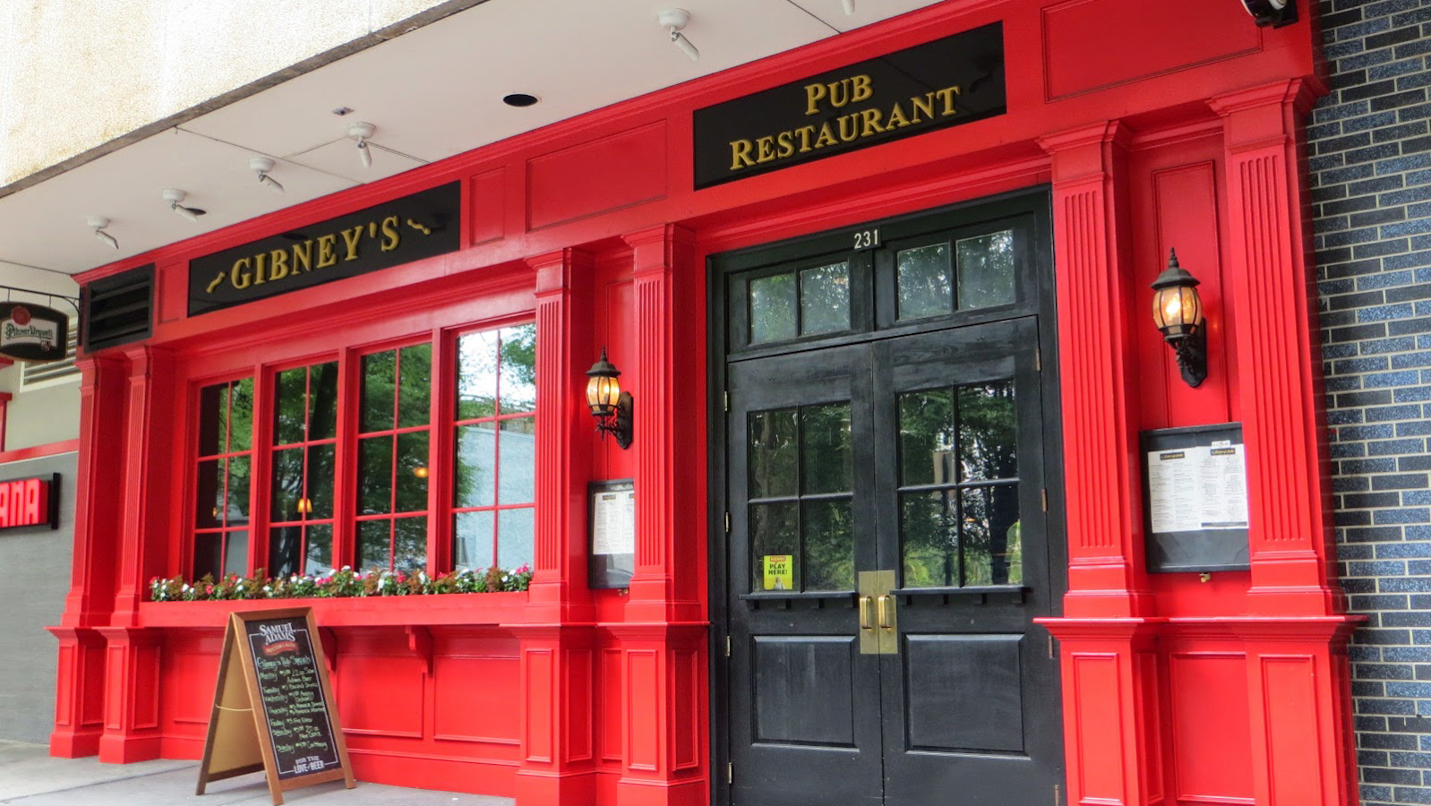 A straightforward downtown pub atmosphere with the kind of setup that suits first drinks and a low-pressure night out.