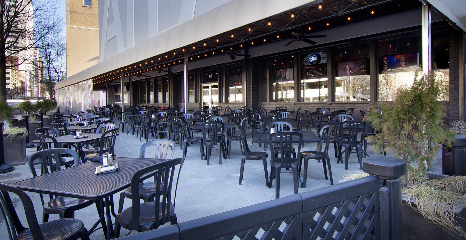 A quick read on Hudson Grille | Georgia USA 🇺🇸 and the kind of night it supports in Downtown Atlanta.