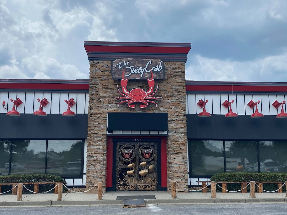 The Juicy Crab – Newnan is a Cajun seafood-boil stop in Newnan, so menu choice and timing matter more than broad description.