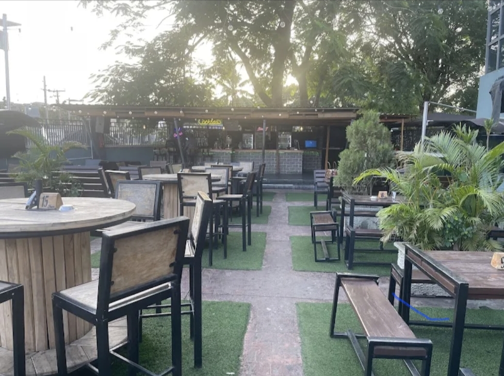 Sluggers Sports Bar & Lounge — Ibadan
