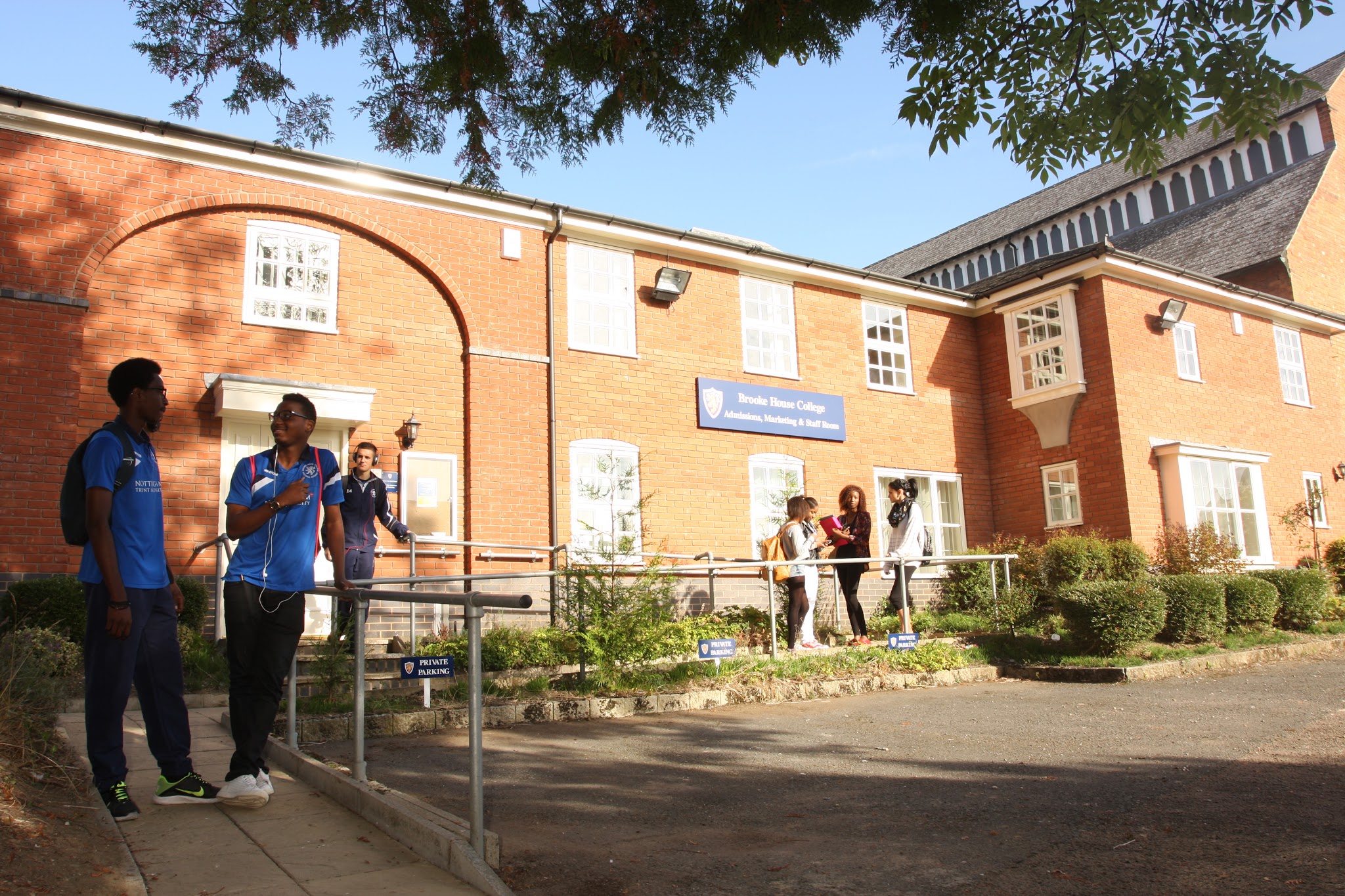 Brooke House College | UK 🇬🇧
