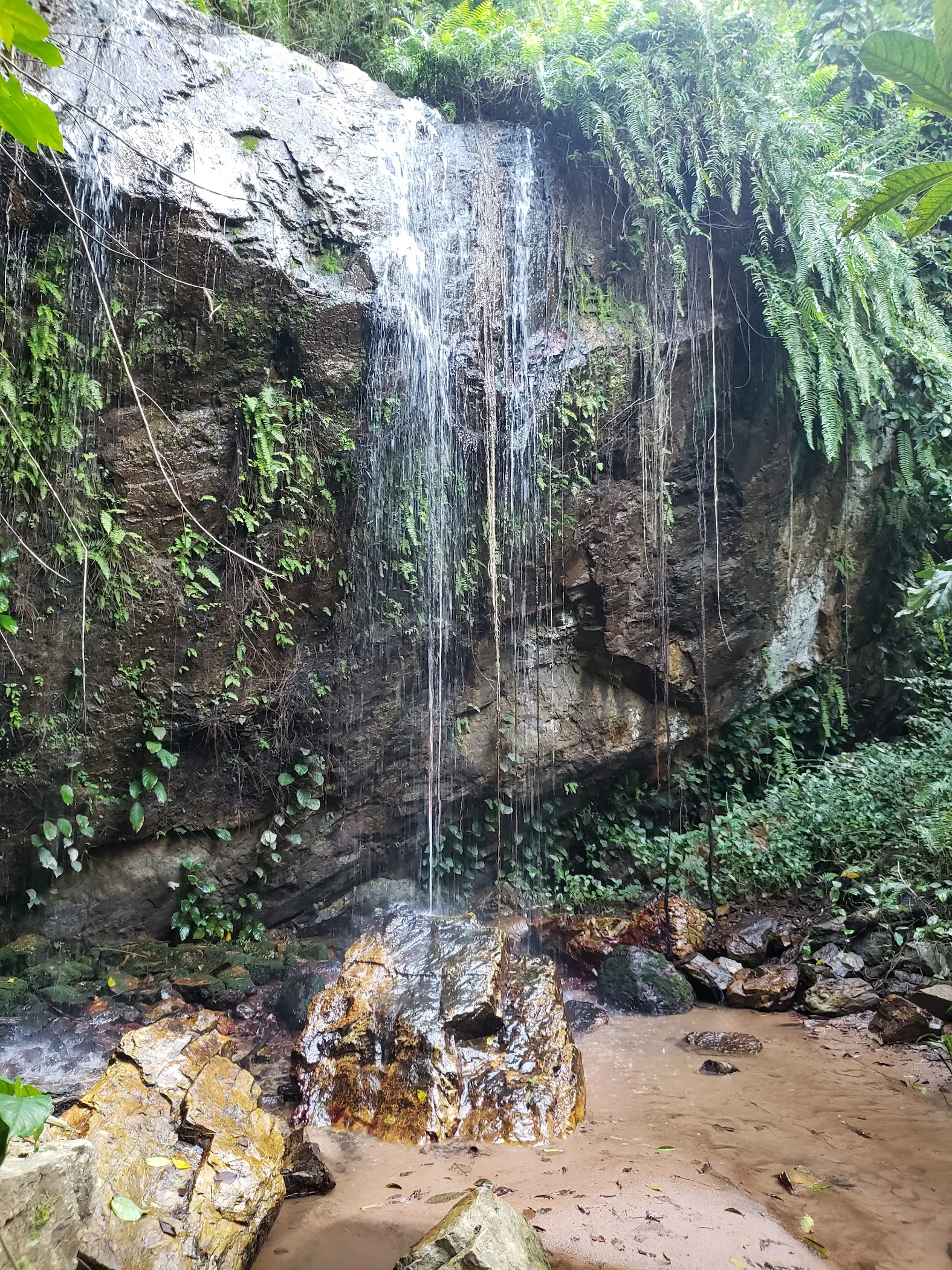 Apirede Waterfalls — Adukrom