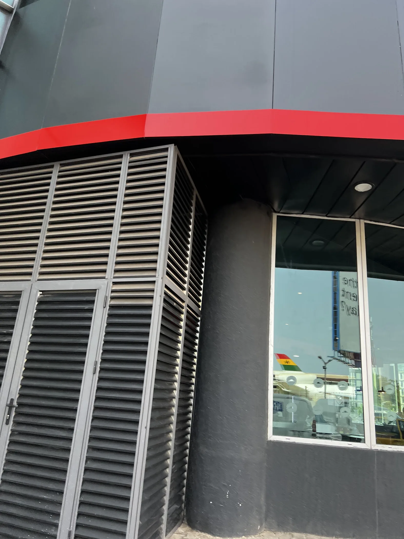 Arrival and context view at Pizza Hut | Marina Mall in Accra, Greater Accra Region.