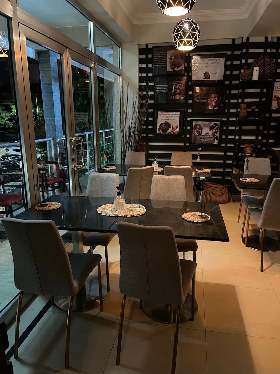 Alounge bar and restaurant — Accra