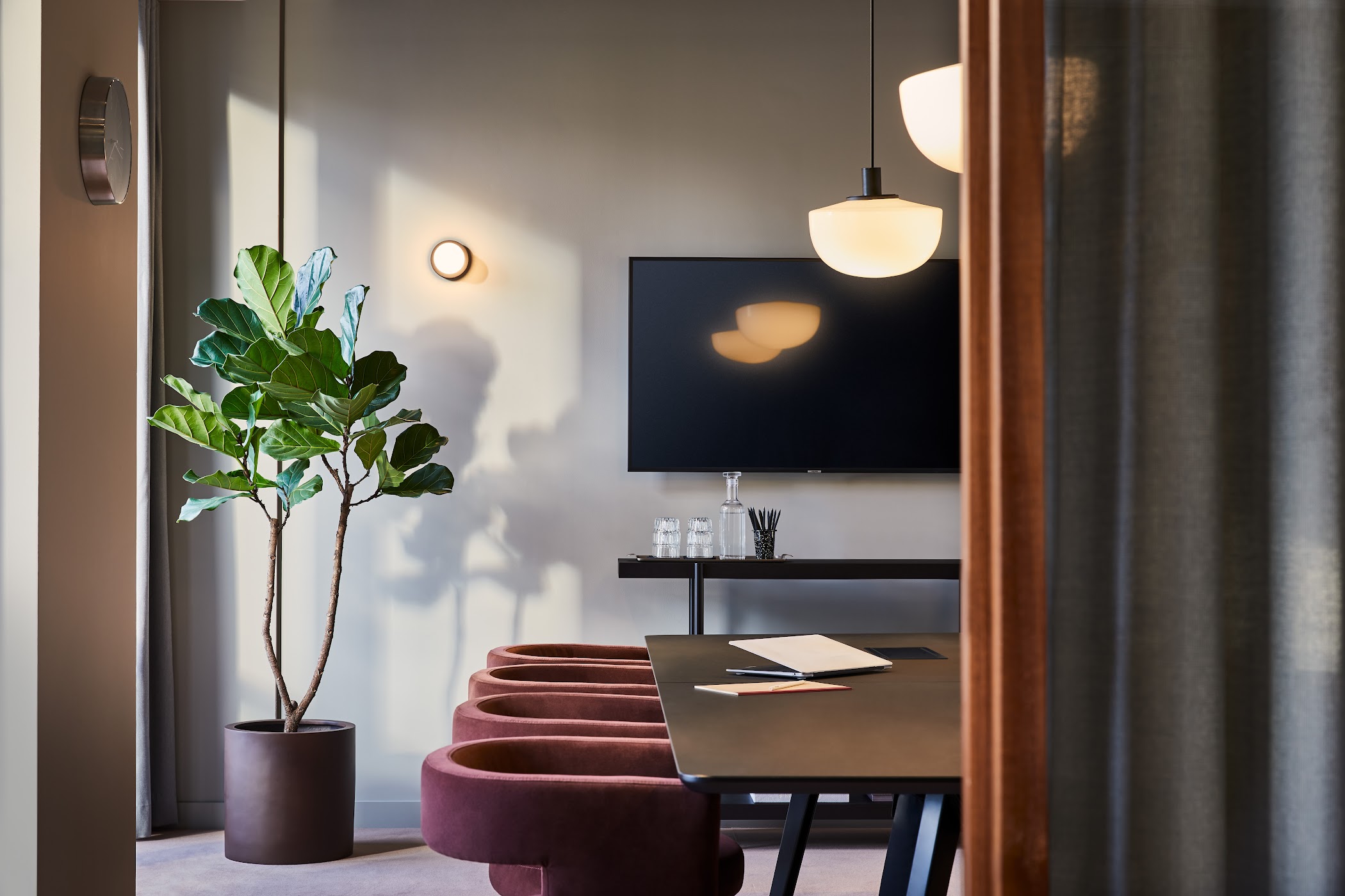 Fora | One Canada Square – TortoisePath | United Kingdom 🇬🇧