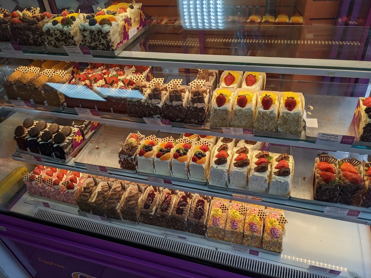 Cake Box | Dunstable Road | Luton – TortoisePath | United Kingdom 🇬🇧