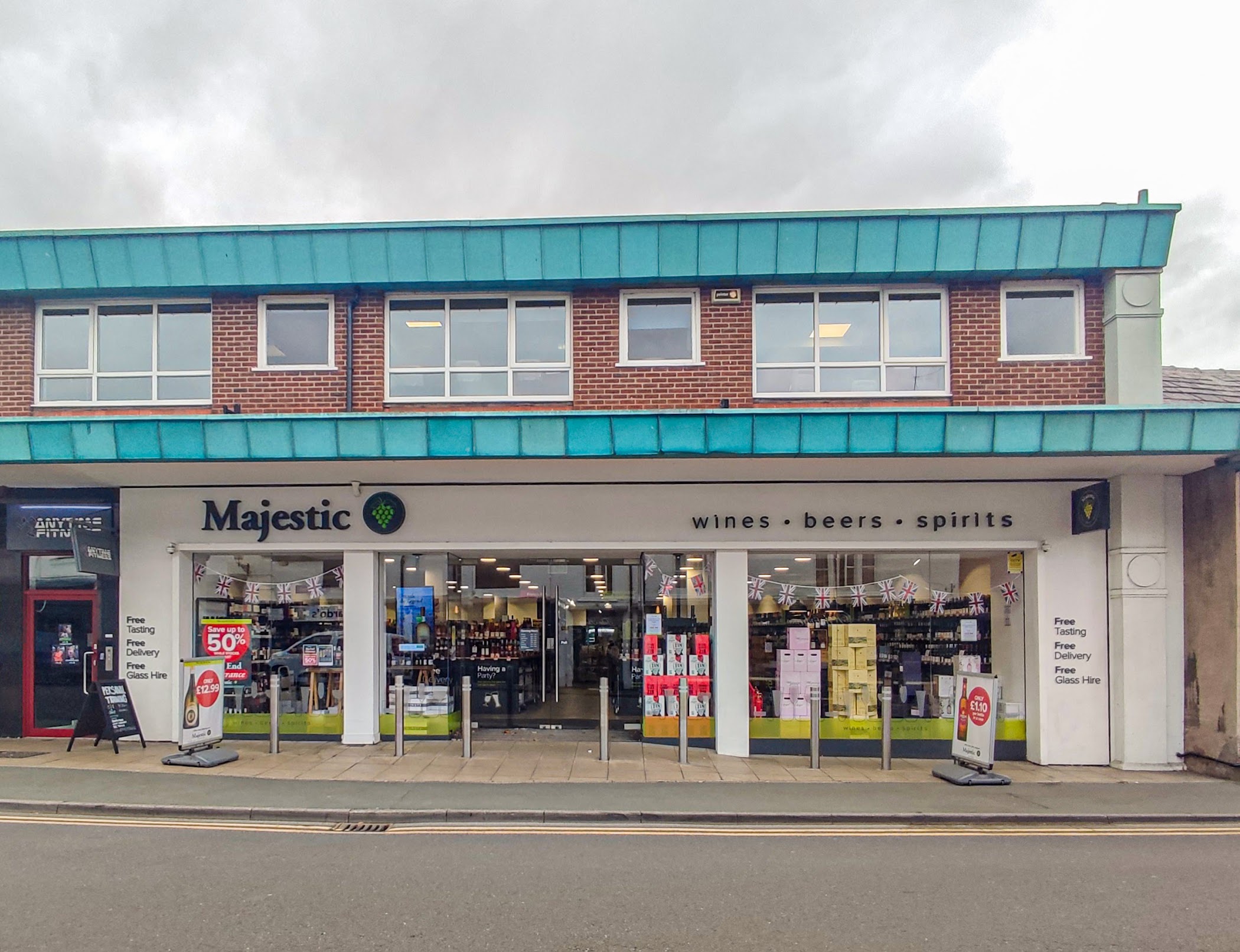 Arrival and context view at Majestic Wine | Knutsford in England.